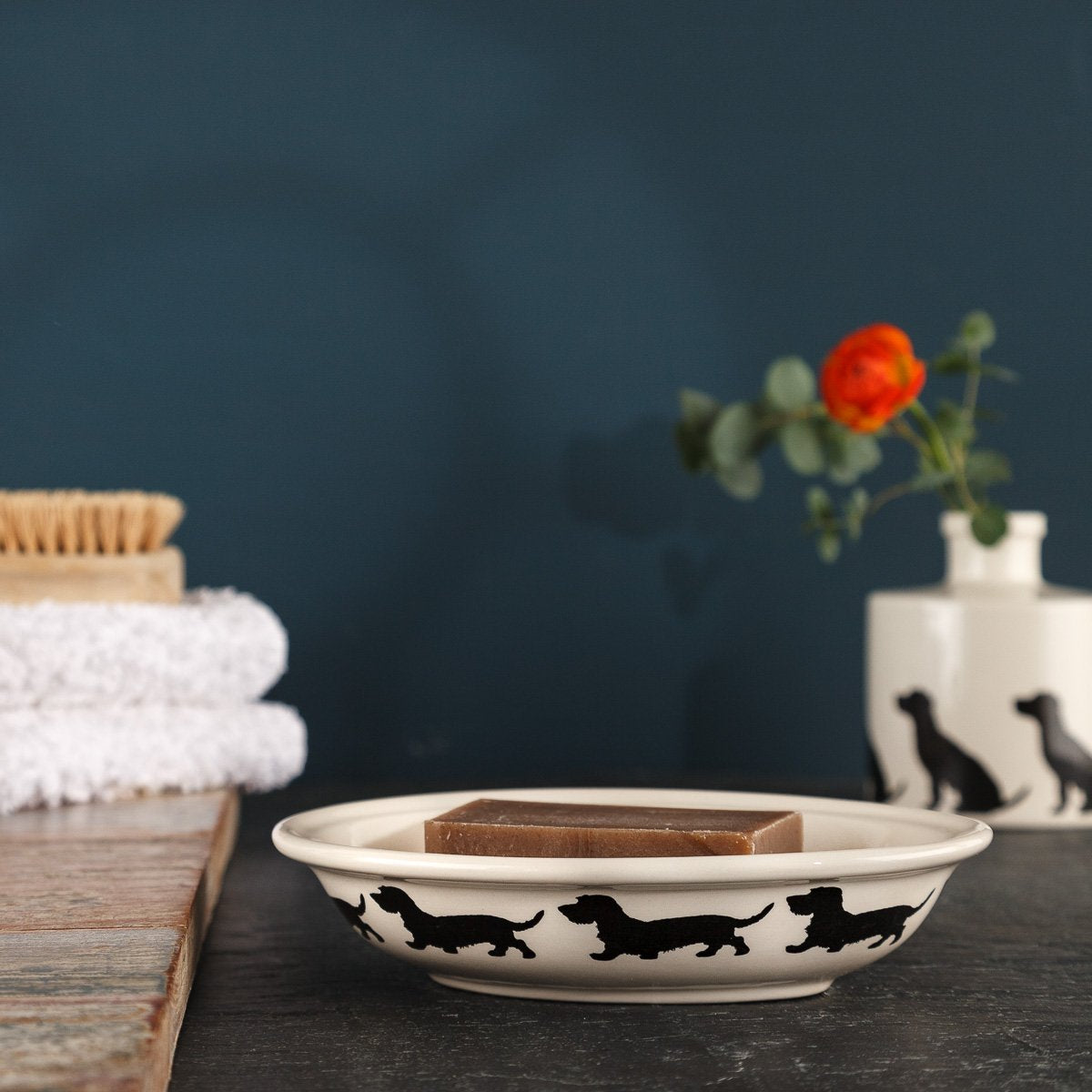 Signature Collection Wire Daxi Soap Dish with two handmade soaps